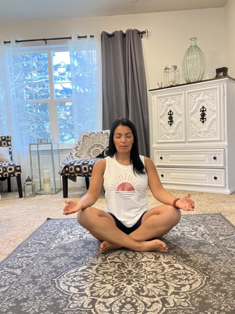 Mujer sentada en un cuarto meditando